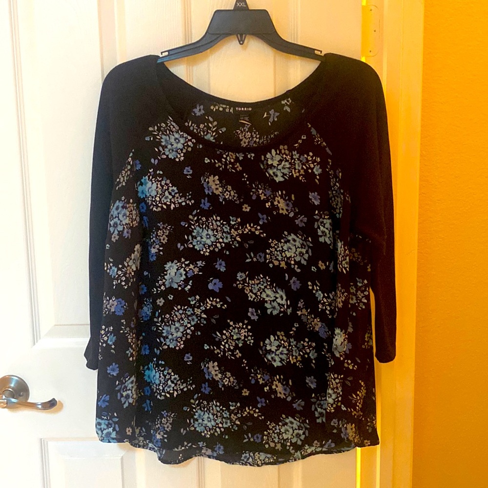 Black floral 3/4 sleeve top torrid size 2